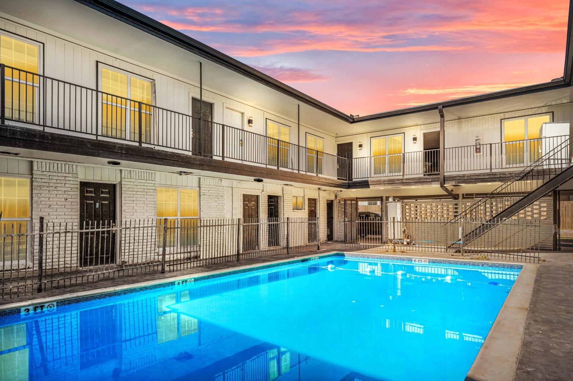 Warm Heights 2Br With Pool & Free Parking Appartement Houston Buitenkant foto