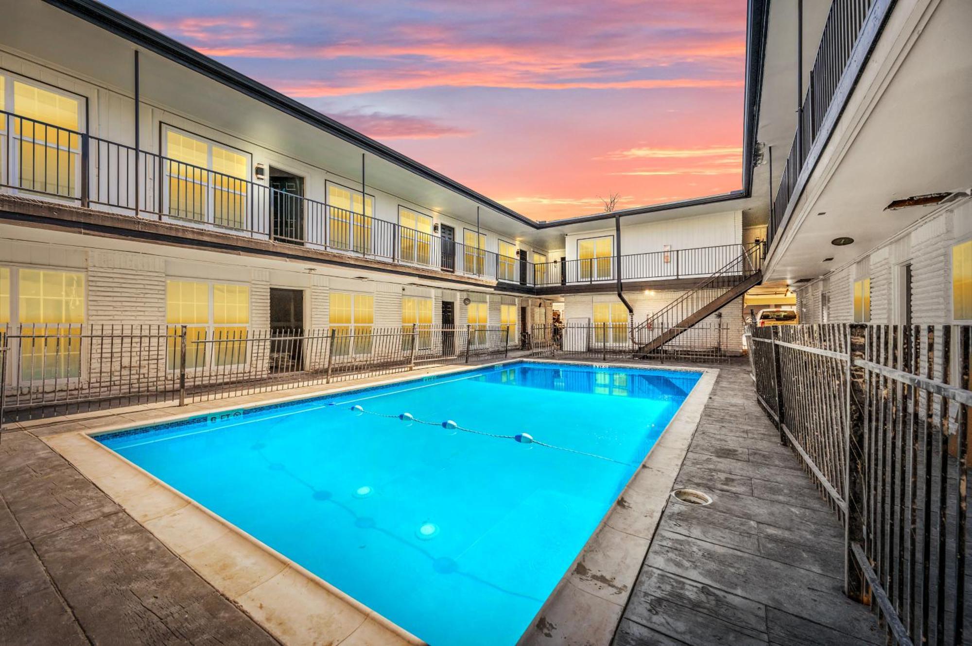 Warm Heights 2Br With Pool & Free Parking Appartement Houston Buitenkant foto